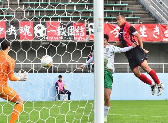 矢板中央－白鴎足利準決勝　後半10分、矢板中央の井上（右）が決勝のヘディングシュートを決める＝県グリーンスタジアム