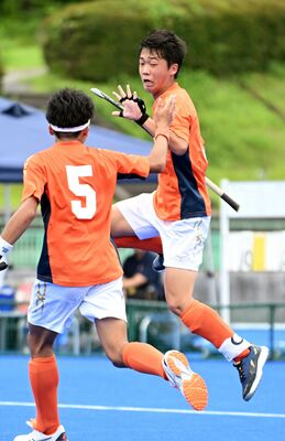 ホッケー男子　東原－今市リーグ戦　第４クオーター２分、チーム３点目を決め、跳び上がって喜ぶ東原の相馬（右）＝今市青少年スポーツセンター、田中勝撮影