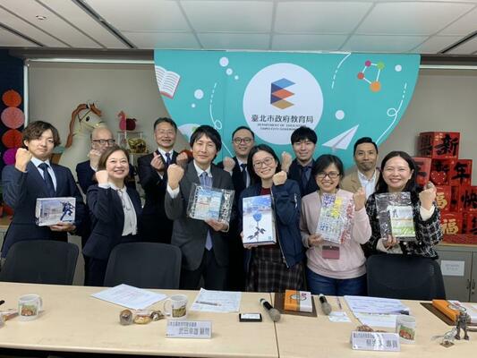 台北市を訪れた訪問団と現地関係者たち