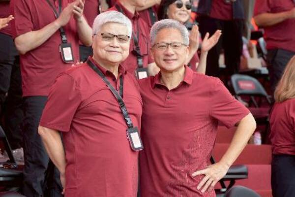 TSMCの社内運動会で写真に納まる魏哲家会長兼CEO(左)と米エヌビディアのジェンスン・フアンCEO=8日、台湾・新竹県(共同)