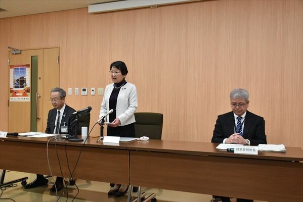 記者会見で上告断念を表明する大川市長（中央）＝２日午前、栃木市役所