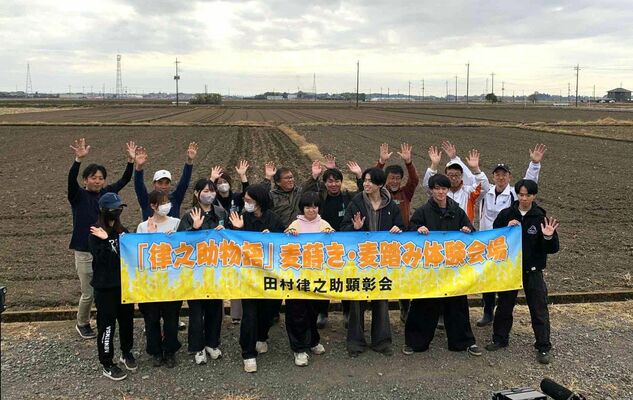 「親子麦蒔き体験＆クラフト活動」に参加した親子など＝栃木市