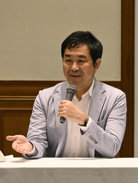 講演する門井さん＝11日午後、宇都宮市東宿郷２丁目\
