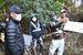 山林の中に残る江戸堀跡について説明する学芸員（右から２人目）