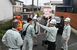 クマの目撃情報があり、警戒に当たる関係者＝７日午後６時30分、宇都宮市西川田町、河野光吉撮影