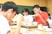 給食を頬張る那須中央中の生徒たち。調理の現場では物価高に対応する工夫が続く＝５日午後、那須町