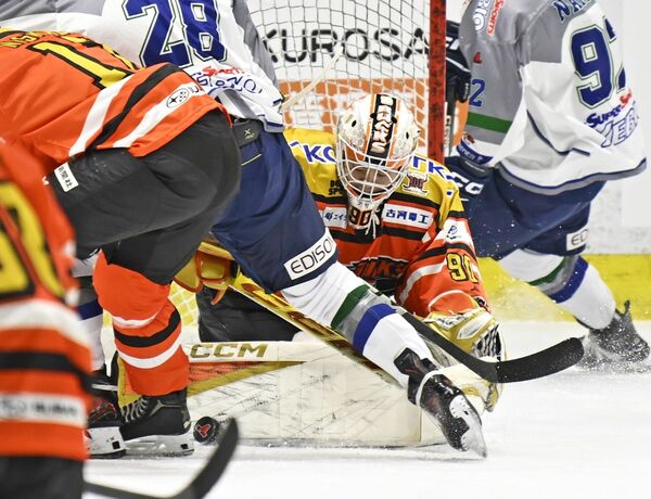 第２ピリオド16分、シュートを止めるバックスのＧＫ大塚（中央）＝日光霧降アイスアリーナ、森田大地撮影