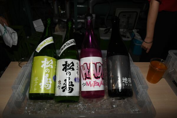 飲み放題で提供された日本酒＝５月30日、栃木市
