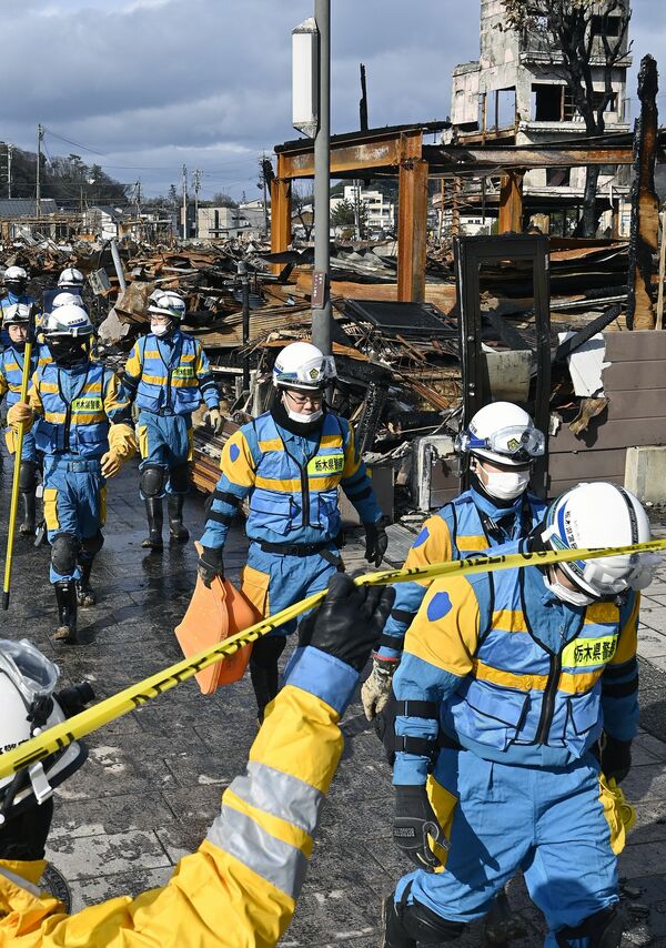 火災で焼失した「輪島朝市」の捜索に当たった栃木県警の緊急災害警備隊＝14日午後０時５分、石川県輪島市