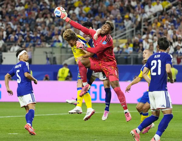 日本－スウェーデン　後半、ボールに飛びつくＧＫ鈴木彩（中央右）＝ダラス