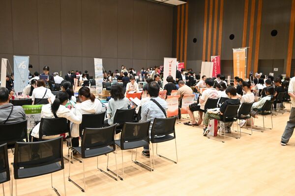 多くの親子連れらが足を運んだ通信制高校の合同説明会＝７月中旬、宇都宮市