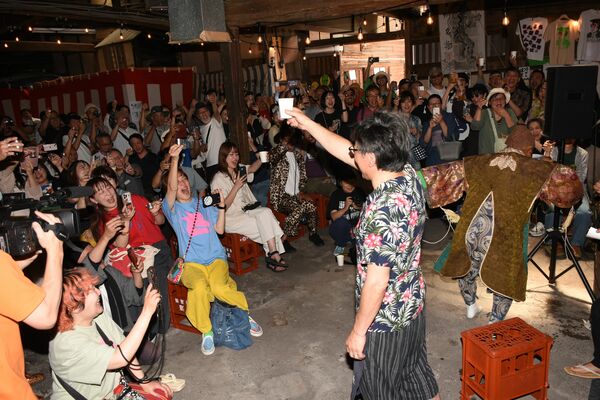 「乾杯の儀」の後、飯沼社長の音頭で乾杯する参加者＝５月30日、栃木市