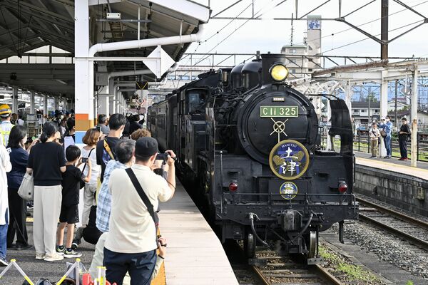 終着駅に到着したＳＬ大樹「土津」＝27日午後４時55分、会津若松駅