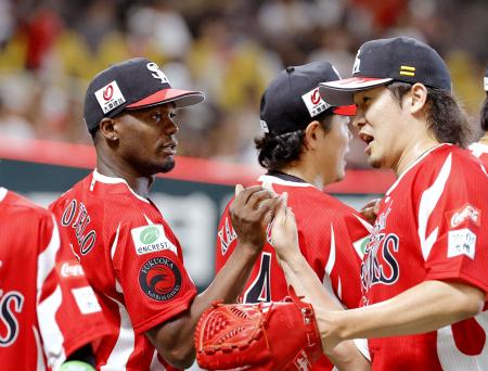 5回1失点で11勝目を挙げ、杉山(右)からウイニングボールを受け取るソフトバンクのモイネロ=みずほペイペイドーム