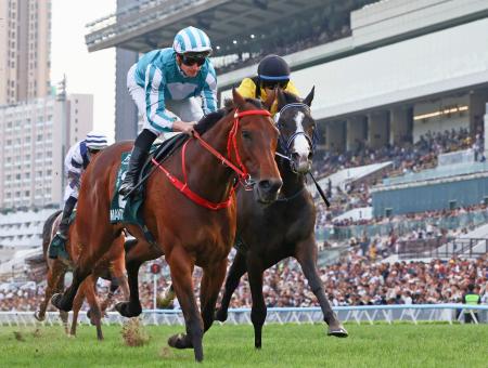 　香港競馬のクイーンエリザベス２世カップを制したマクドナルド騎乗のロマンチックウォリアー。右は２着となったルメール騎乗のマスカレードボール＝香港のシャティン競馬場（共同）