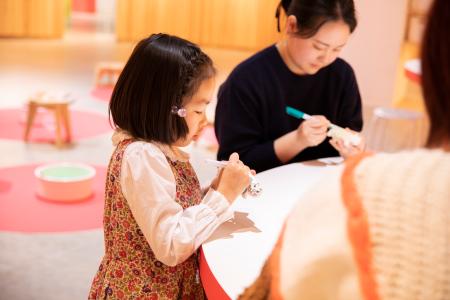 　リサ猫に絵付けをするワークショップの参加者たち（ＰＬＡＹ！提供、撮影：植村一子）（提供写真）