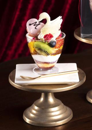 　青木美沙子さんが監修したコロンバンの「プリンアラモード　エレガンス」（提供写真）