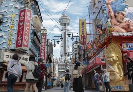 大阪・新世界の通天閣(奥)=2024年