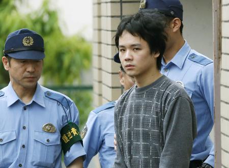 送検のため栃木県警今市署を出る勝又拓哉容疑者（当時）＝２０１４年６月
