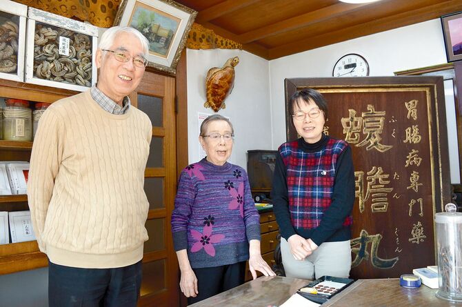 ３代目店主の霜田文夫さん（左）、千寿子さん（右）と母夫美枝さん（93）
