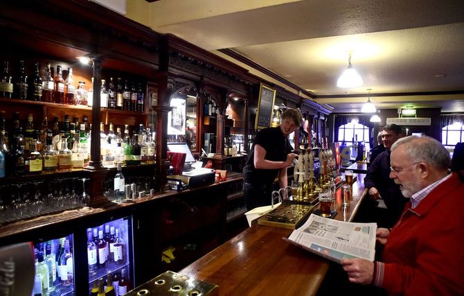 パブで新聞を読みながら一杯。ビールやスコッチウイスキーが喉を潤す。スコットランドのアバディーン市内で