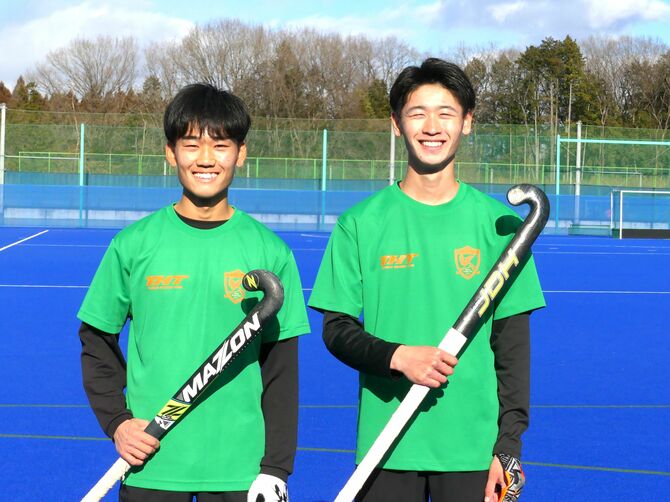 昨年10月の「かごしま国体」で、ホッケー少年男子の栃木県チームが見事優勝に輝きました。チームをけん引した原 慎太郎さん（左）と篠原 陵佑さん