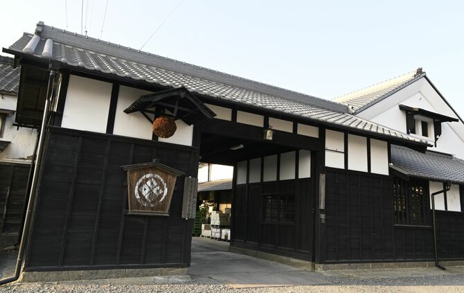 風格がある酒蔵の顔で、日本伝統の建築様式を持つ西堀酒造長屋門