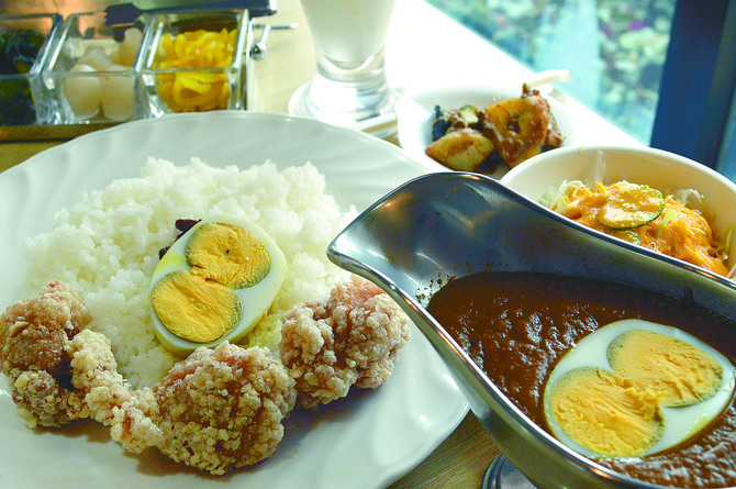 お客さまから名前を公募して付けた「おや？　コッコカレー」は店一番の人気