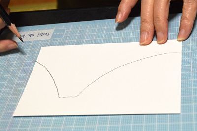 紙に山の形を描く