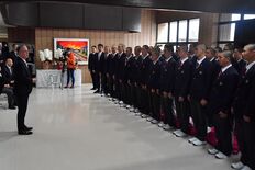 「１回でも多く校歌を」　センバツ出場の佐野日大、甲子園へ出発