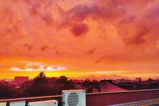 台風の影響も？　宇都宮の街や空が夕日でオレンジ色に　SNSでも話題
