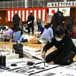 下野で恒例の新春書き初め大会　新年の誓い筆に込めて