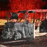 栃木の駐車場で車両火災 原因はカセットコンロ