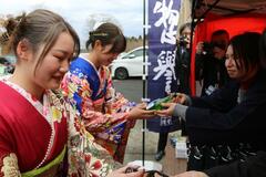 ２０歳の集いで日本酒を贈呈