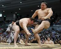 綱とり安青白星発進