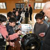 宇都宮・御幸小で児童たちが発電の実験に臨む　再生可能エネルギー学ぶ出前授業