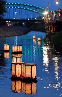 渡良瀬川で「灯ろう流し」　足利