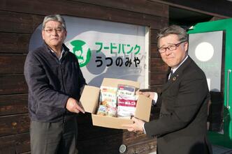 栃木のとんとん フードバンクに備蓄食料を寄付／NTT東栃木支店｜関連ニュース｜ICT
