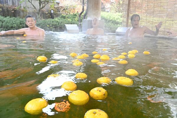 「いちご柚子風呂」を満喫する入浴客