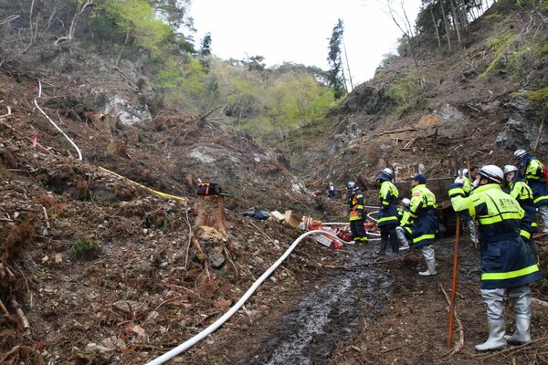 重機や立木などを焼いた火災現場（４月４日撮影）