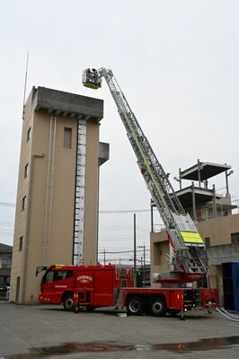 新はしご車のはしごを伸ばして放水した点検作業