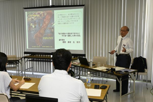 記者を前に原爆で妹を失った悲しみを訴える瀧口さん＝28日午後、広島市中区