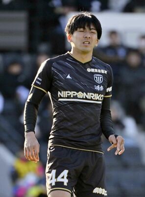 ＰＫ戦でシュートを外し、悔しさをにじませる栃木シティのＭＦ下田＝ＣＦＳ、森田大地撮影
