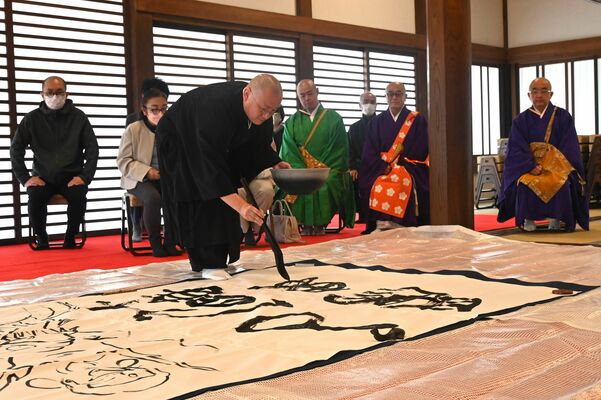 力強く揮毫する阿波さん