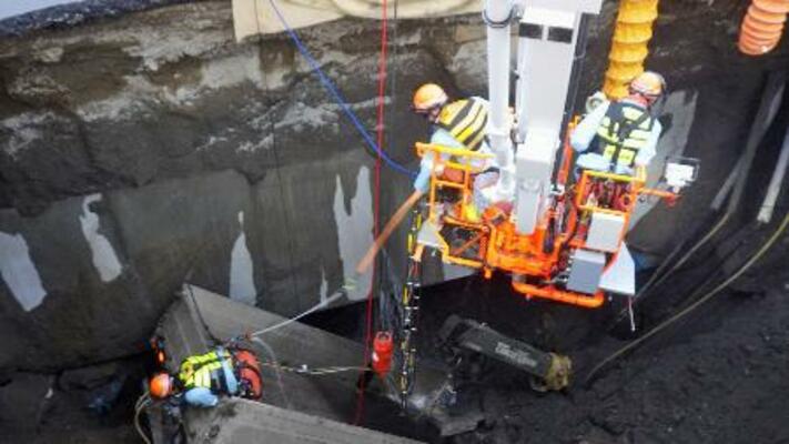 　陥没した県道に転落したトラックの引き上げ作業をする救助隊員＝２０２５年１月、埼玉県八潮市（草加八潮消防局提供）