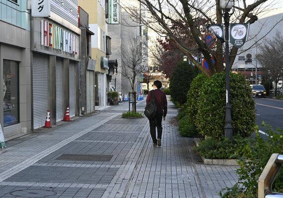 日中のＪＲ小山駅西口周辺。シャッターを下ろした店舗が目に付く＝11月上旬、小山市