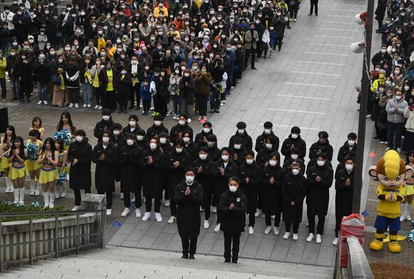 サポーターと共に今季の躍進を祈願した栃木ＳＣの選手ら＝13日午前、宇都宮市馬場通り４丁目