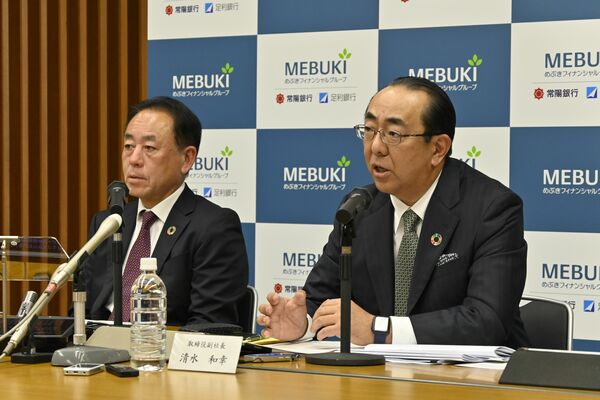 決算内容を説明する足利銀行の清水頭取（右）と常陽銀行の秋野哲也頭取＝12日午後、水戸市
