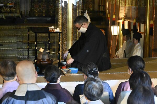 「献茶式」に臨む表千家の三木町宗匠