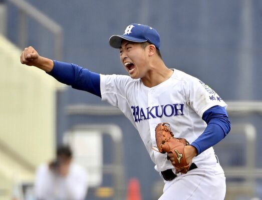 延長10回タイブレーク、打者を三振に打ち取り雄たけびを上げる白鴎足利の野澤＝前橋市の上毛新聞敷島球場